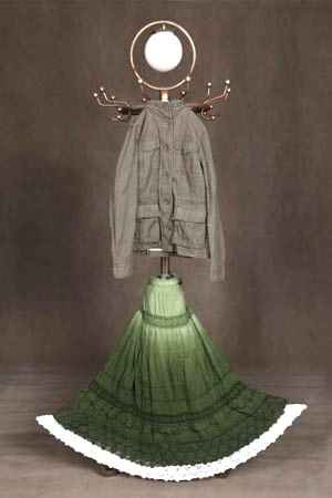 نمايشگاه عكس‌هاي مونا بزرگي با عنوان«تن جاي رخت آويز» در گالری آتبین