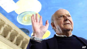 سای تومبلی نقاش اعوجاج خط‌خطی‌ها درگذشت